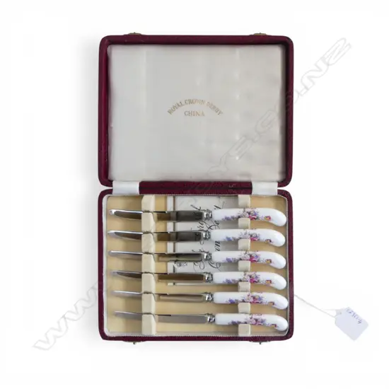 SET OF BOXED ROYAL CROWN DERBY BUTTER KNIVES