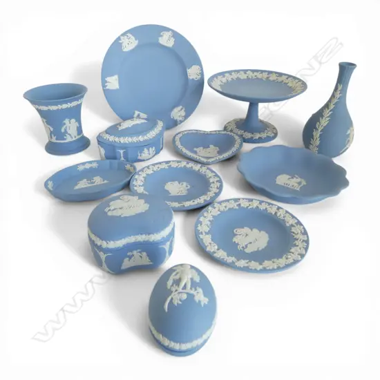 GROUP OF SMALL WEDGEWOOD PIECES INCL. BOXES, DISHES, VASE (12 PIECES)