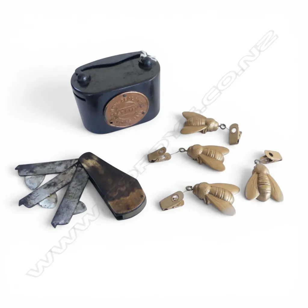 4 BEE HOOKS, FOLDING KNIFE, NZ POST OFFICE SAVINGS BANK Image 1++
