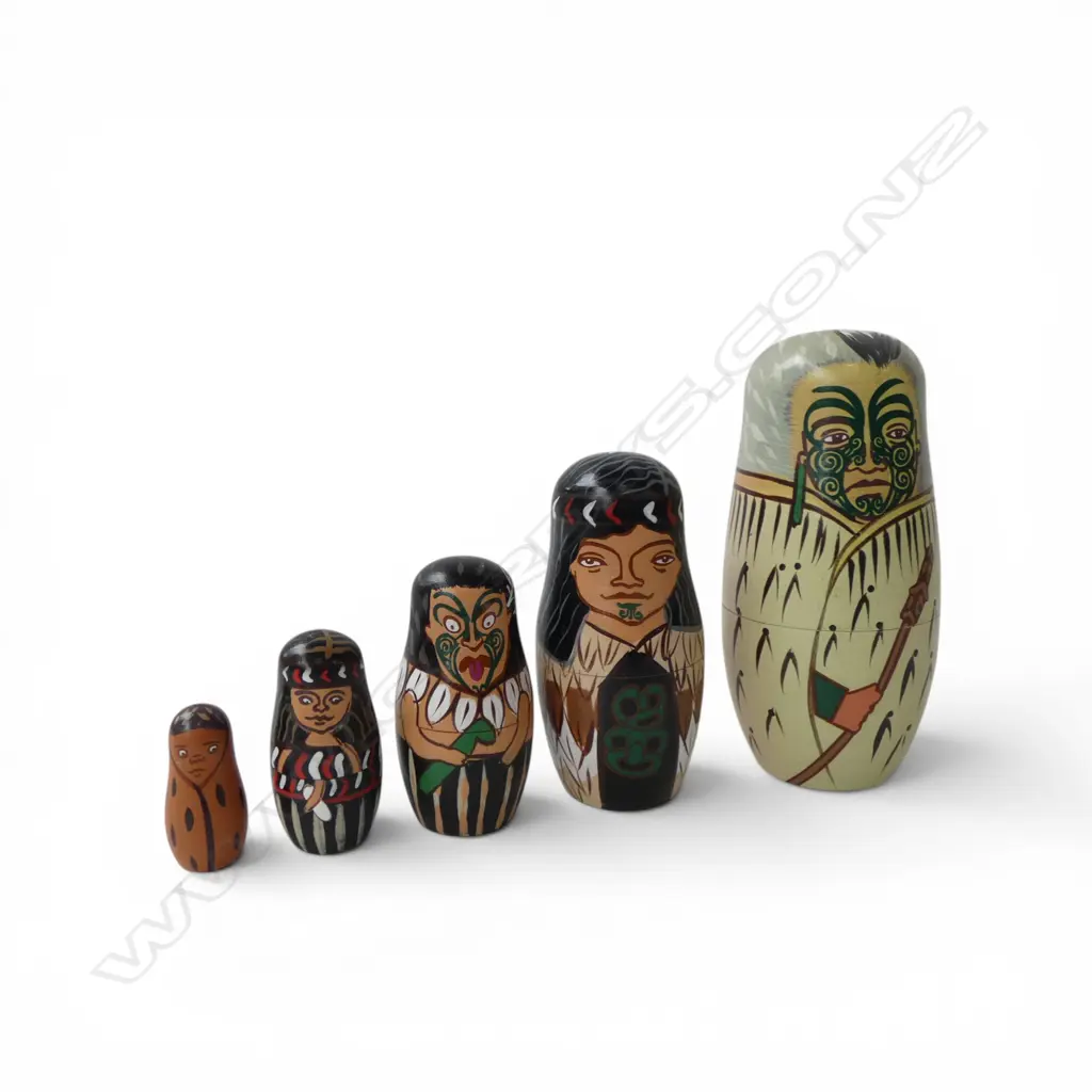 CAROLINE MITCHELL NZ MAORI HANDPAINTED NESTING DOLLS 5 PCS COMPLETE, H.140mm Image 1++
