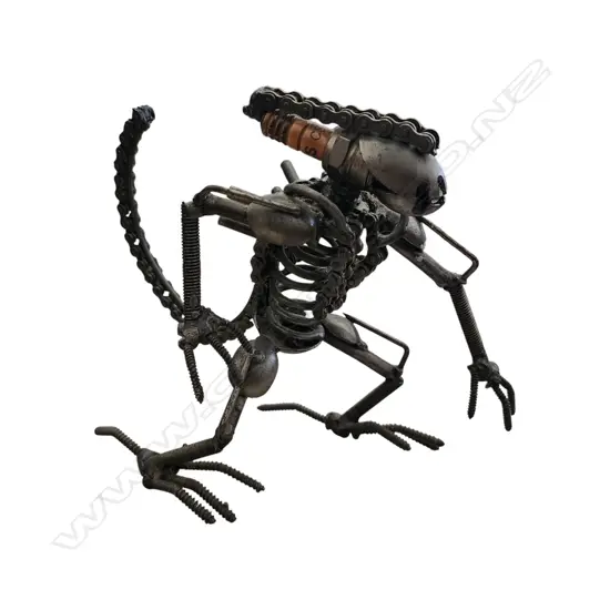 ALIEN XENOMORPH SCRAP METAL SCULPTURE 150 x 150 mm