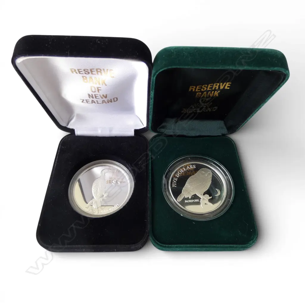 2 CASED N.Z. BIRD .999 SILVER PROOF $1 COINS; 1993 MOREPORK 28.28gms + 2000 PIED COMORANT 28.28gms Image 1++