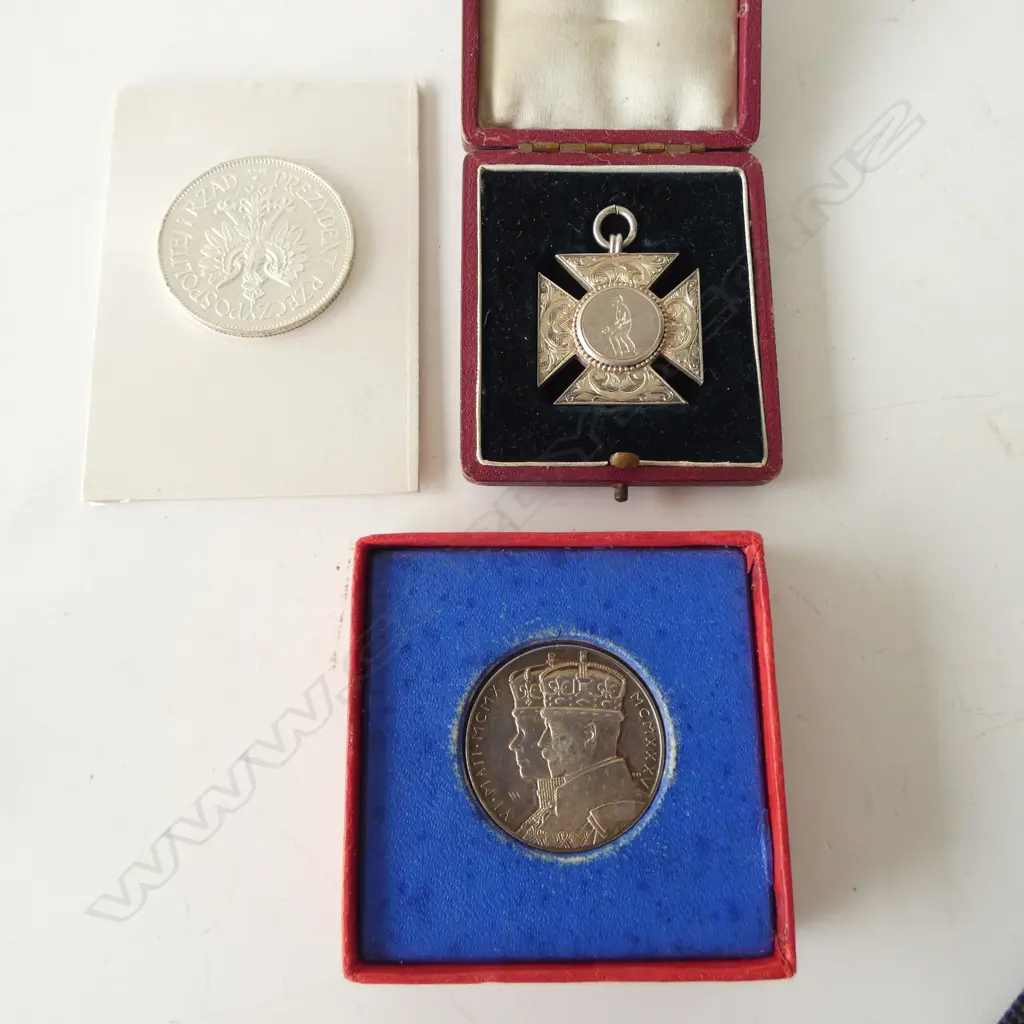 3 SILVER ITEMS; GEORGE V SILVER JUBILEE MEDAL 15.76 + 1896 RINK PRIZE MEDAL 20.18 & KOSCIUSZKO-PILSUDSKY MEDAL 29.8gms Image 1++