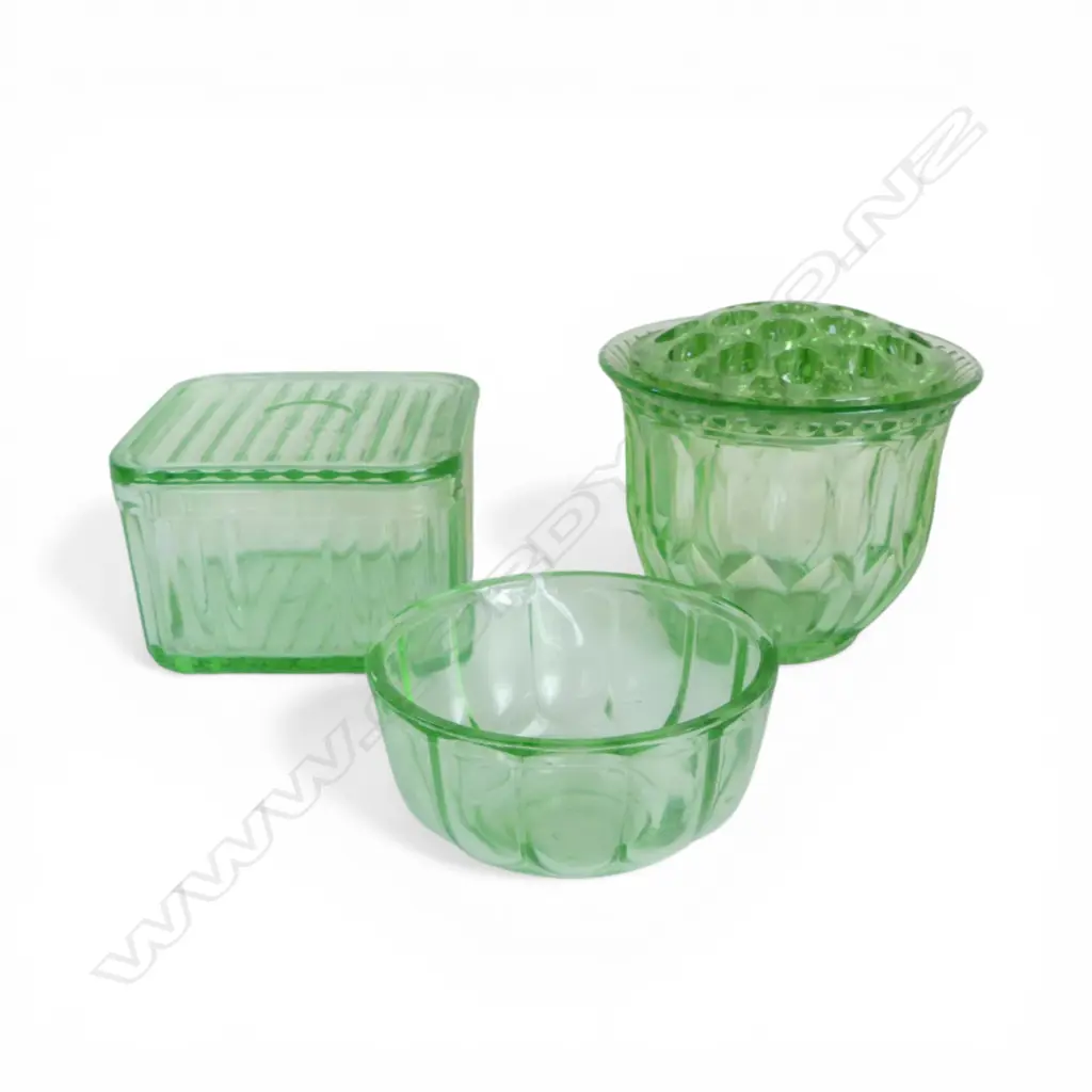3 PCES GREEN DECO GLASS; VASE w. FROG H.135mm, JELLY MOULD, LIDDED BUTTER DISH Image 1++