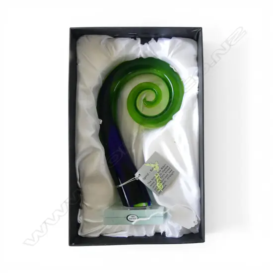 NZ STUDIO GLASS KORU IN BOX H230MM
