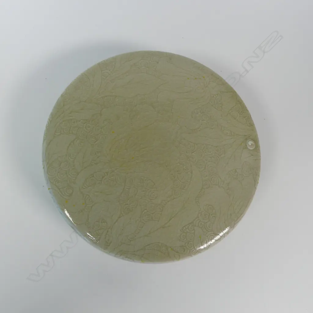 KEUM SUN LEE LIDDED DISH, PALE CELADON GLAZE WITH LEAF DESIGN, Dia.160mm Image 1++