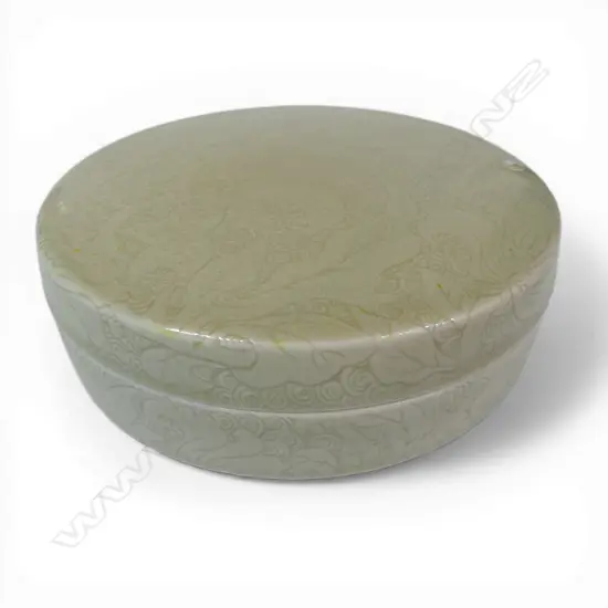 KEUM SUN LEE LIDDED DISH, PALE CELADON GLAZE WITH LEAF DESIGN, Dia.160mm