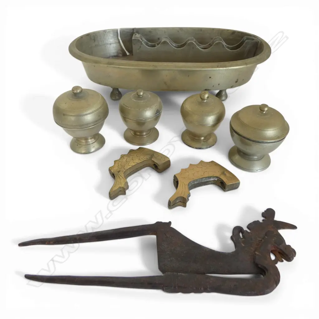 BETEL NUT CUTTER IN BRASS STAND w. 4 SMALL CONTAINERS W.220mm Image 1++