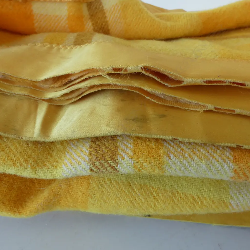 YELLOW ONEHUNGA PRINCESS WOOL BLANKET Image 1++