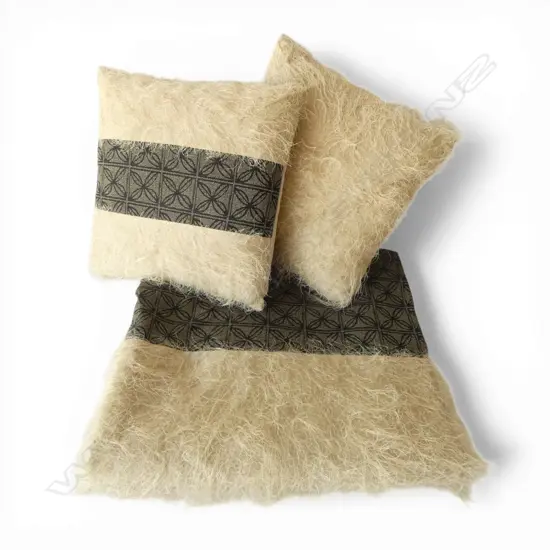JILL MAIN 'TOE TOE' DESIGN CUSHION & BLANKET 3 PCE SET