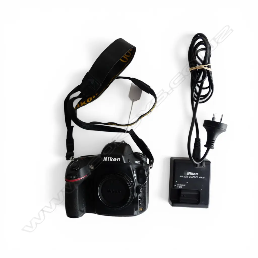 NIKON D800 DIGITAL CAMERA + BATTERY CHARGER MH-25 Image 1++