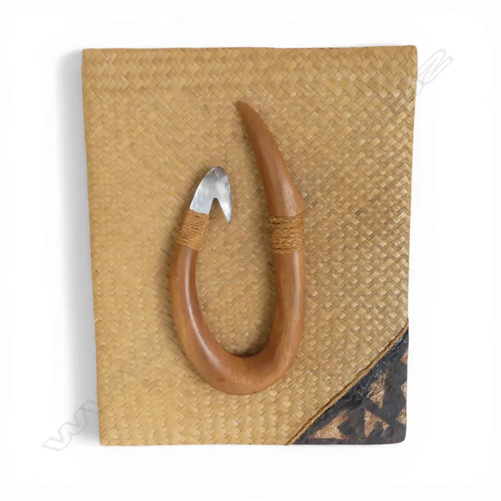 WOODEN & SHELL FISH HOOK (MATAU) WALL ART, 400 X 330 mm Image 1++
