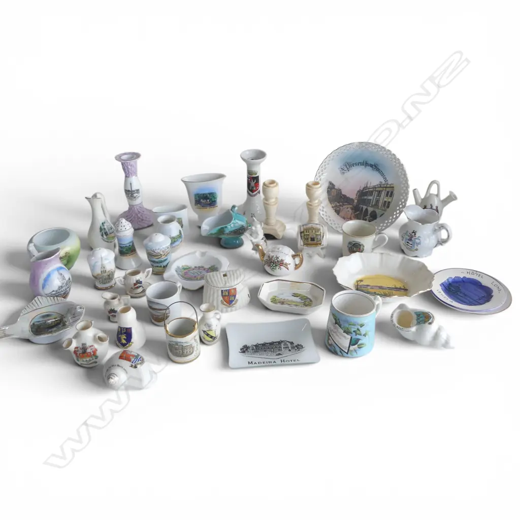 ASST. SOUVENIR CHINA INCL. 11 NZ PCES Image 1++