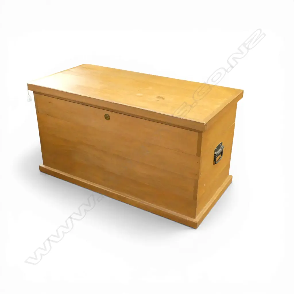 RIMU CHEST 1040x495x550mm Image 1++
