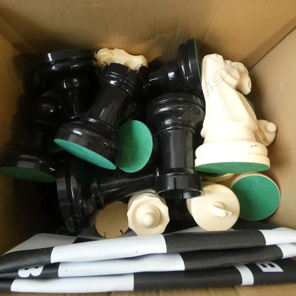 OUTDOOR CHESS SET Image 1++