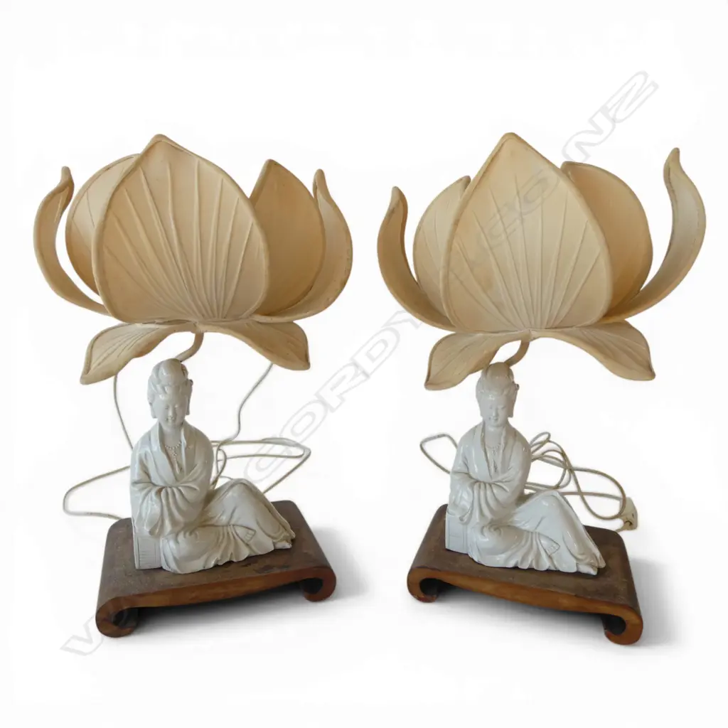 2 GUANYIN TABLE LAMPS w. LOTUS FORM SHADES H.405mm Image 1++