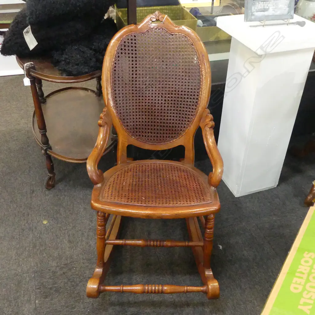 ANTIQUE STYLE ROCKING CHAIR Image 1++
