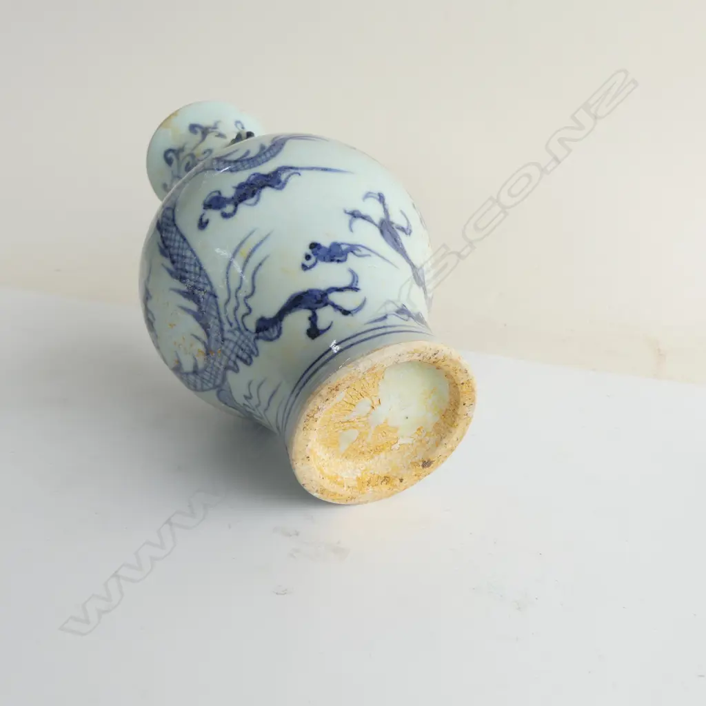 CHINESE B/W VASE H.210mm chip to rim Image 1++