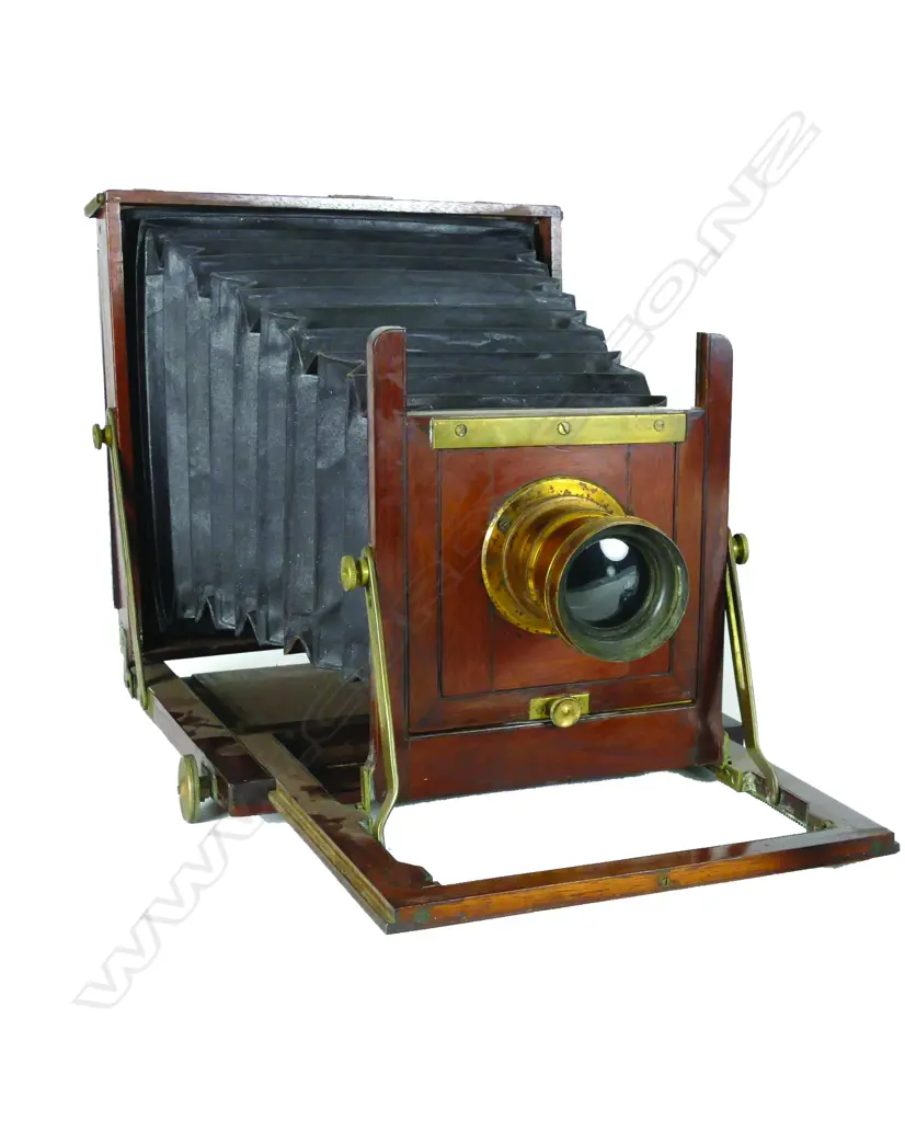 A rare N.Z. Thomas Girvan of Dunedin made folding plate camera Image 1++