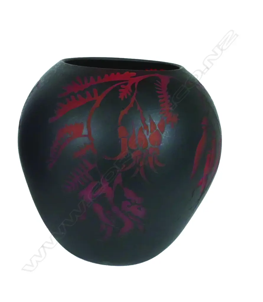 Garry Nash 'Kaka Beak' series blown glass vase Image 1++