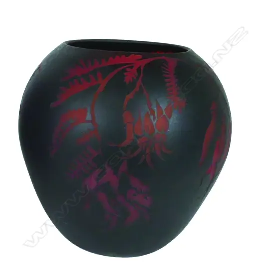 Garry Nash 'Kaka Beak' series blown glass vase