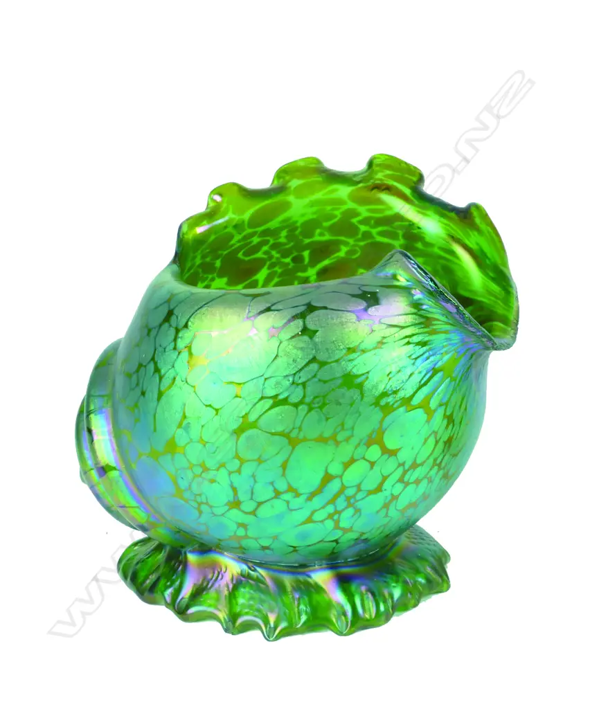 GREEN LUSTRE SHELL VASE Image 1++