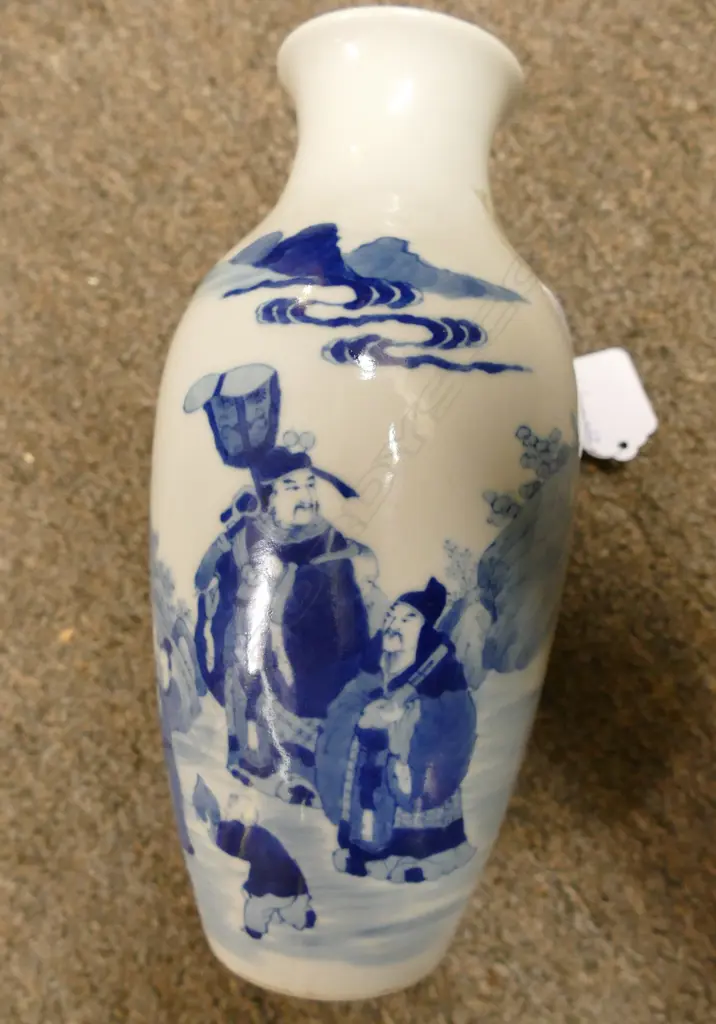 A Chinese porcelain blue and white vase Image 1++