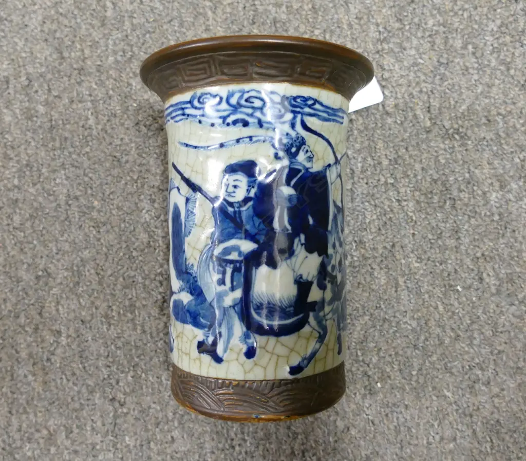 A Chinese cylindrical porcelain vase Image 1++
