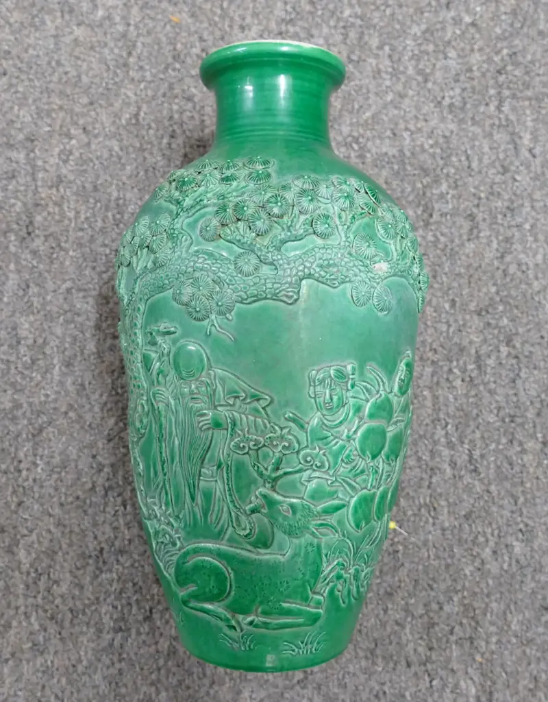A Chinese green glazed shoulder vase Image 1++