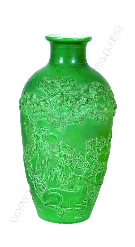 A Chinese green glazed shoulder vase Image 1++