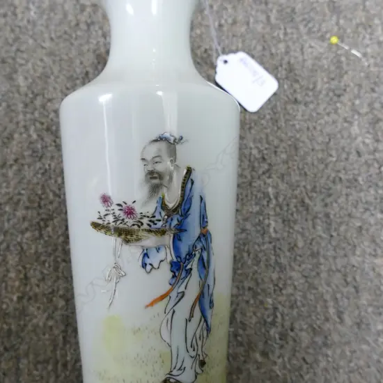 A Chinese porcelain vase
