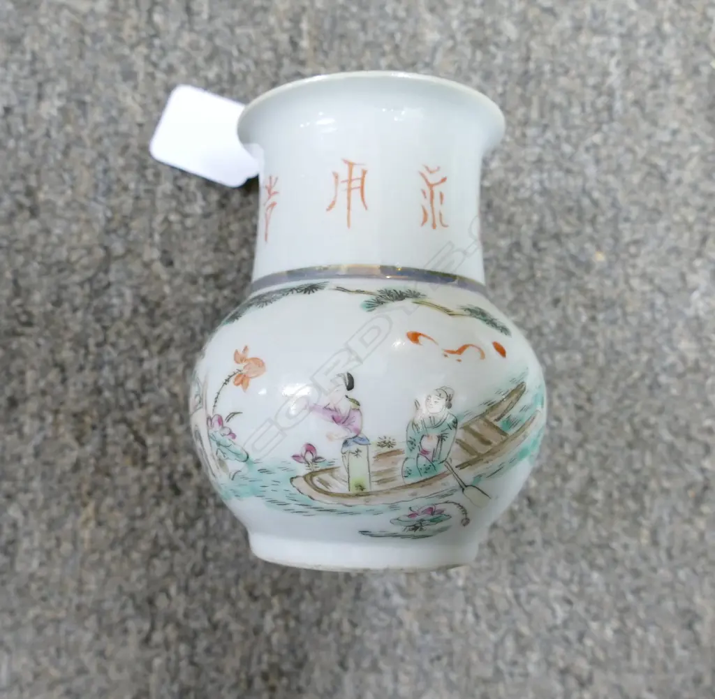A Chinese porcelain famille rose vase Image 1++
