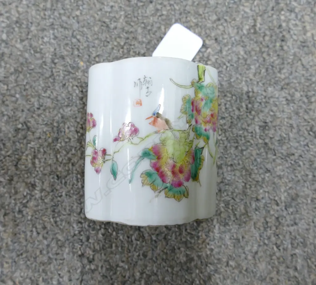 A Chinese porcelain brush pot Image 1++