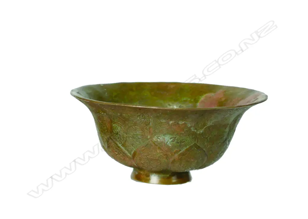 A Chinese bronze offering bowl Image 1++