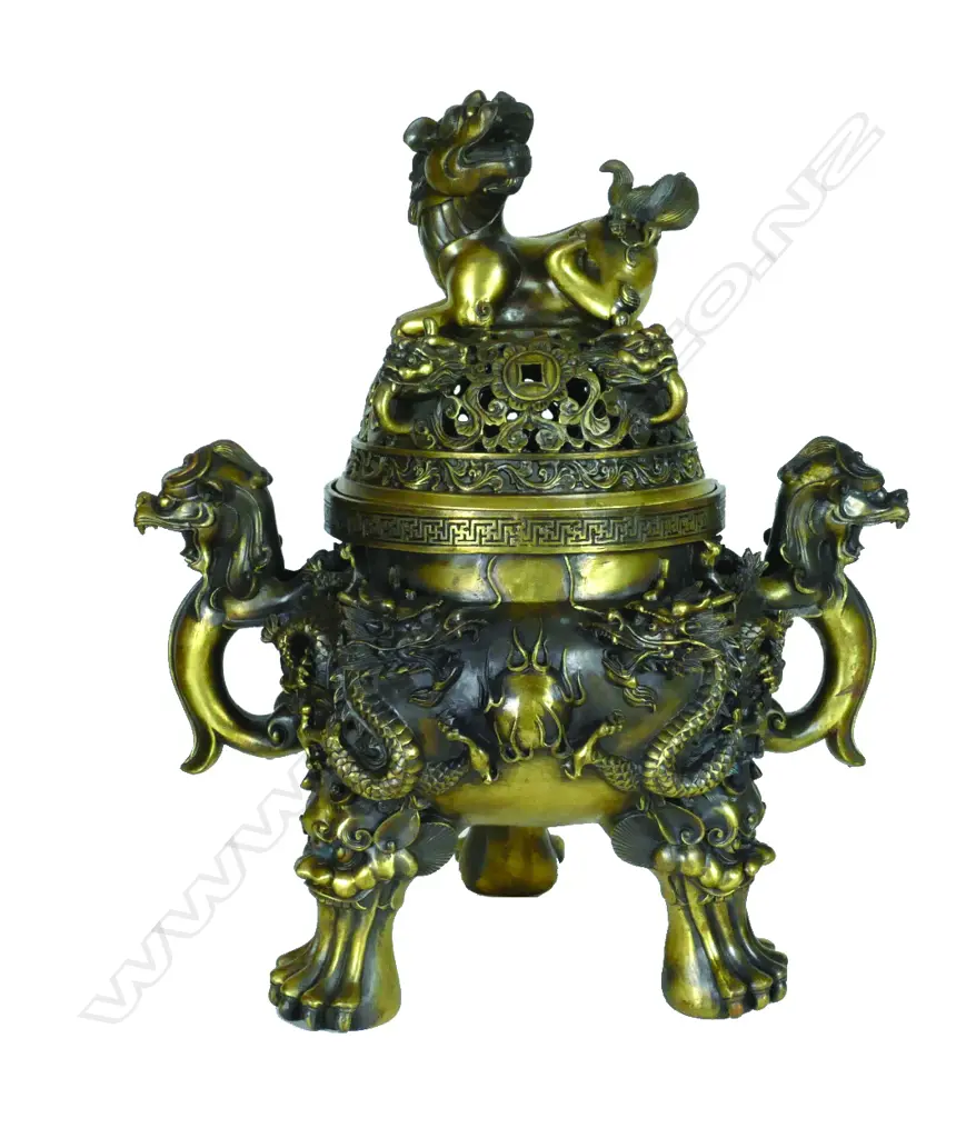 An impressive bronze incense burner Image 1++