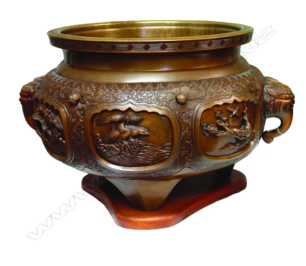 A Meiji period large Japanese bronze fire pot Image 1++