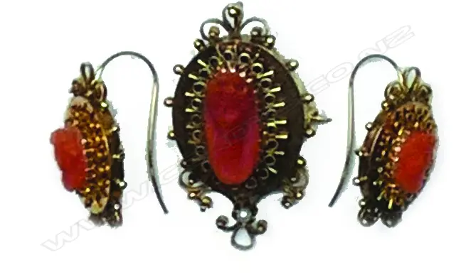 A Victorian 9ct. gold and coral jewellery suite Image 1++