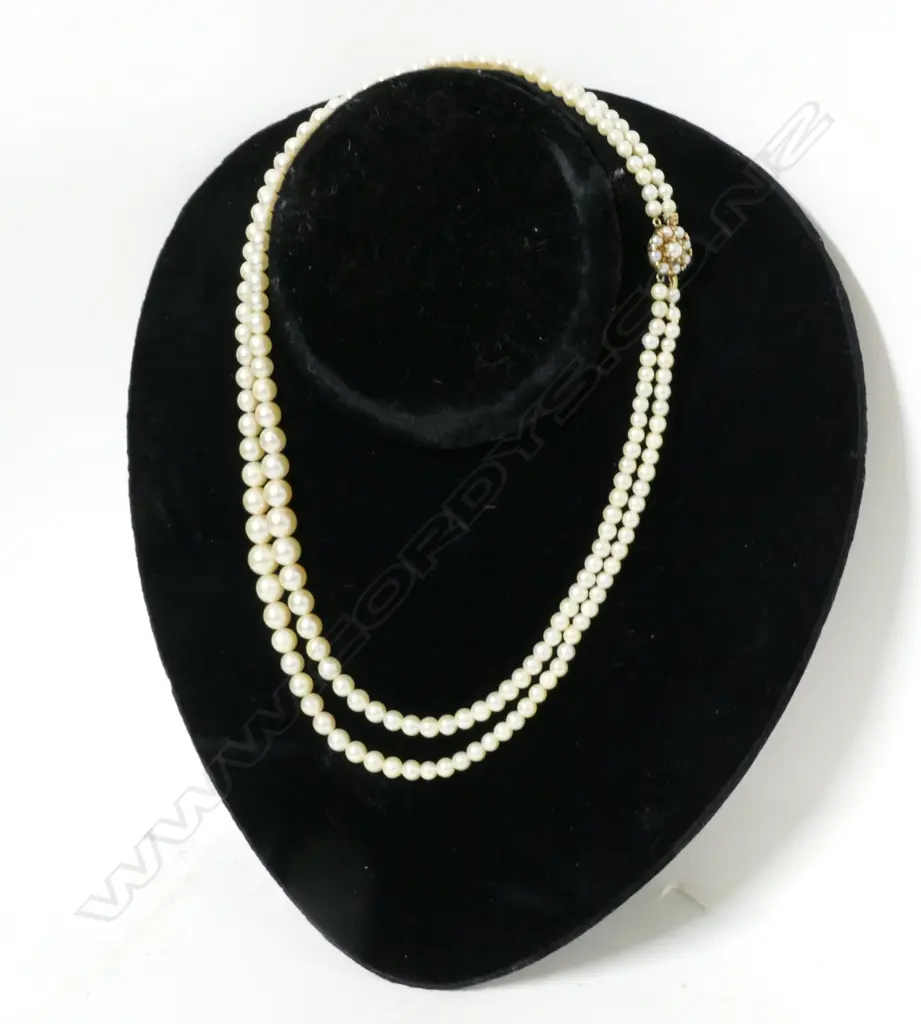 A vintage double-strand graduating cultured pearl necklace Image 1++