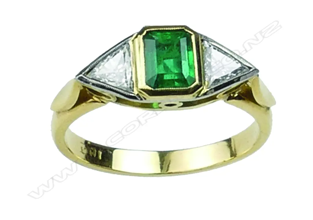 An 18ct. yellow and white gold dress ring Image 1++