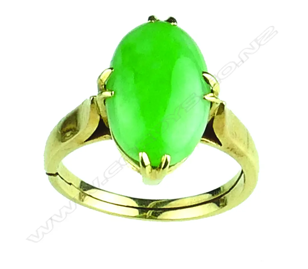 An 18ct. yellow gold and chrysoprase ring Image 1++