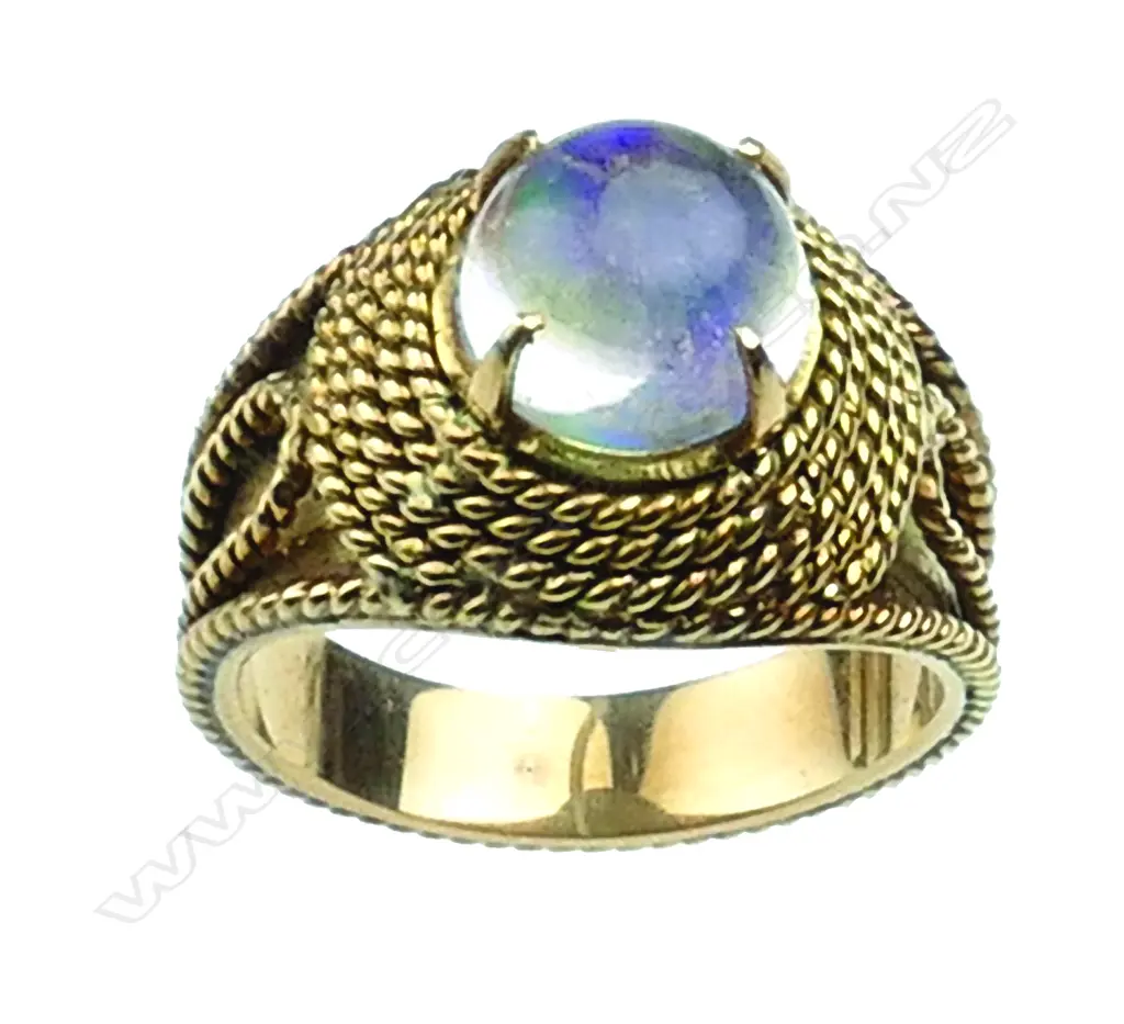 An 18ct. yellow gold and moonstone ring Image 1++