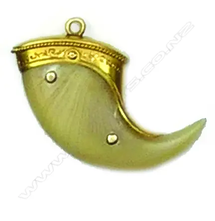 A Victorian 18ct gold set lion claw pendant/brooch Image 1++