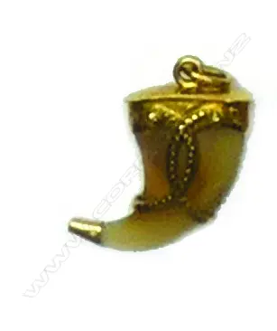 A Victorian 18ct gold set tiger claw pendant Image 1++