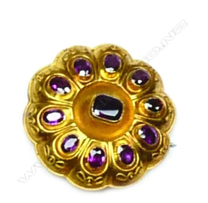 A Victorian 18ct. yellow gold and almandine garnet target type brooch Image 1++