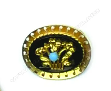 An antique 20ct. gold and onyx brooch Image 1++