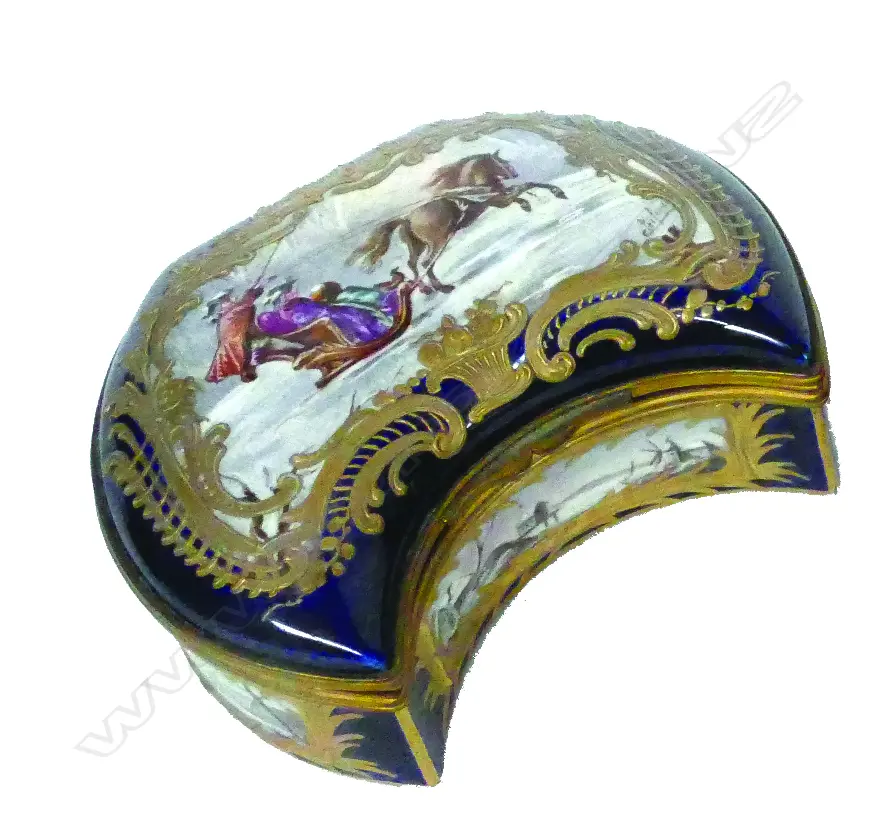 A 19thC Continental porcelain finely painted table snuff box Image 1++