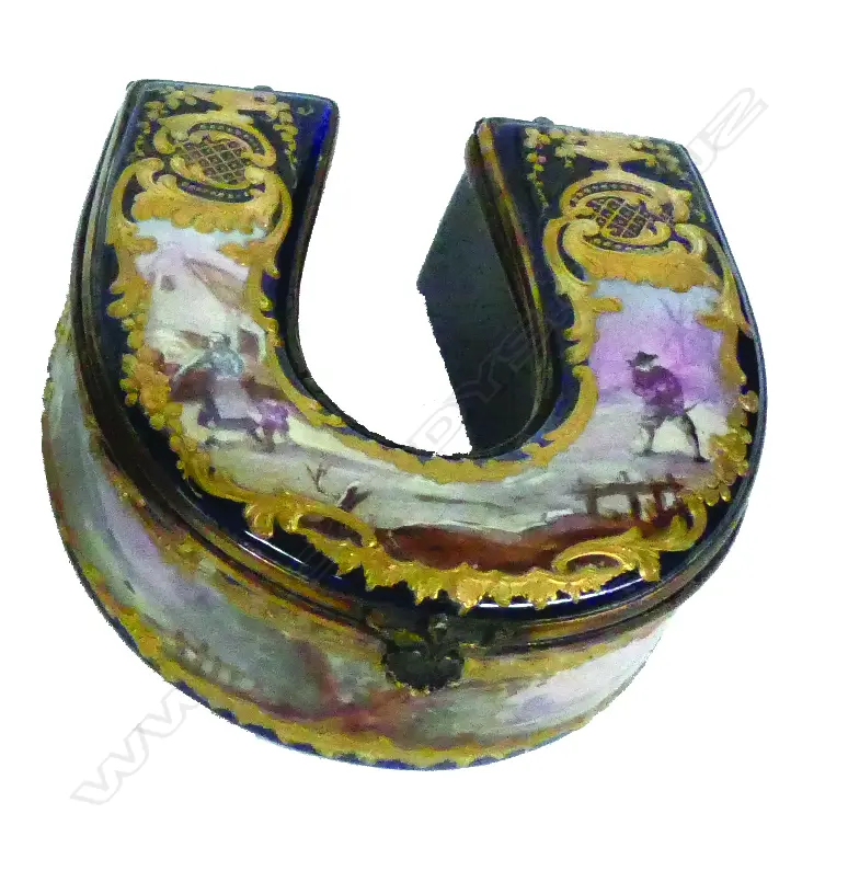 A 19thC French porcelain table snuff box of horse shoe form Image 1++