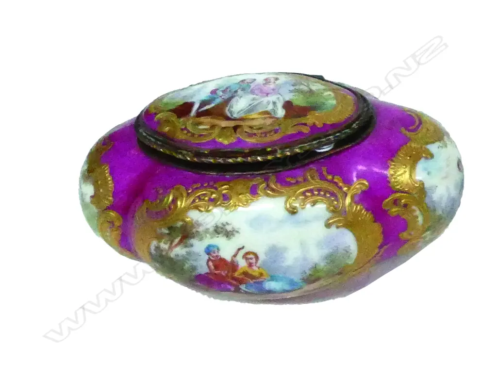 A 19thC Continental porcelain table snuff box Image 1++