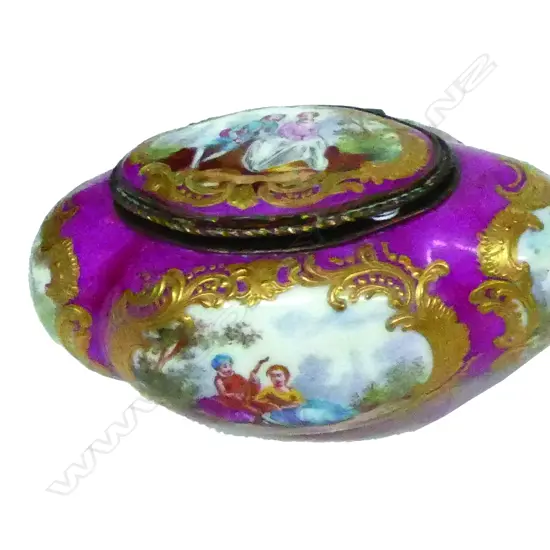 A 19thC Continental porcelain table snuff box