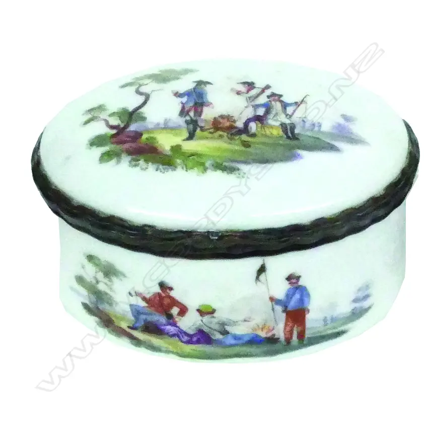 A 19thC Continental porcelain table snuff box Image 1++